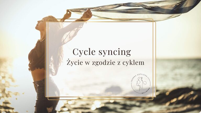 Kobieta nad morzem, twiatr rozwiewa chustę, którą trzyma w dłoniach - symbol cycle syncing