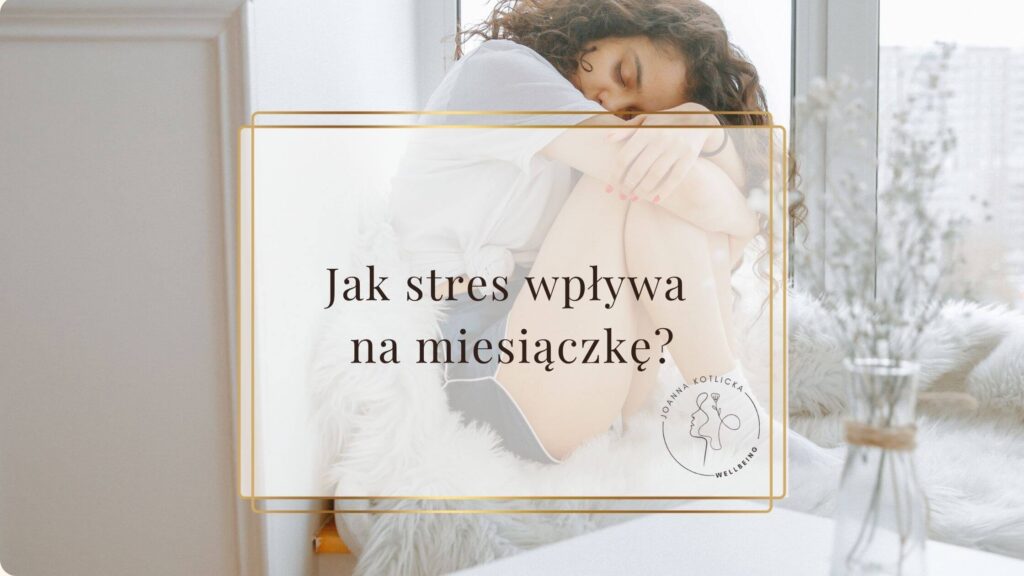 Skulona czarnowłosa dziewczyna siedzi na parapecie, symbol tego, jak stres wpływa na miesiączkę