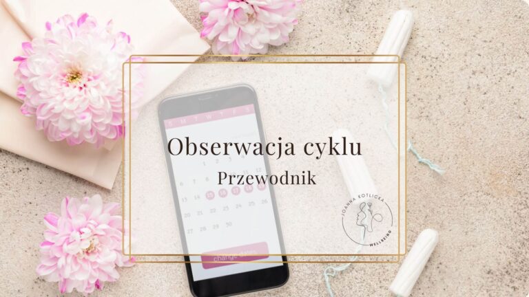 Smartfon z aplikacją do obserwacji cyklu w otoczeniu różowych kwiatów