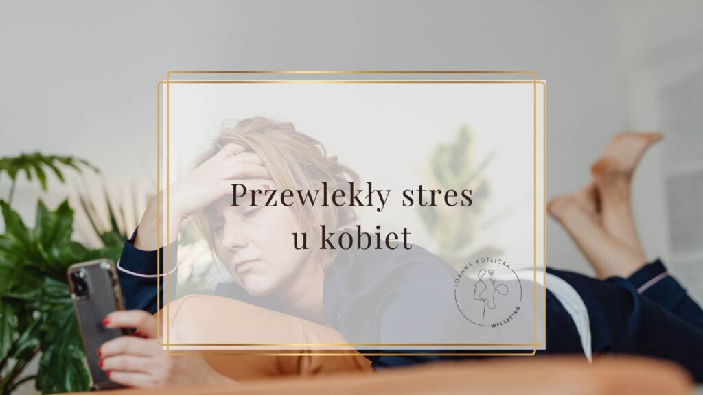 Zmęczona kobieta, leży w granatowej pidźamie na łóżku, wygląda na zmęczoną i zestresowaną