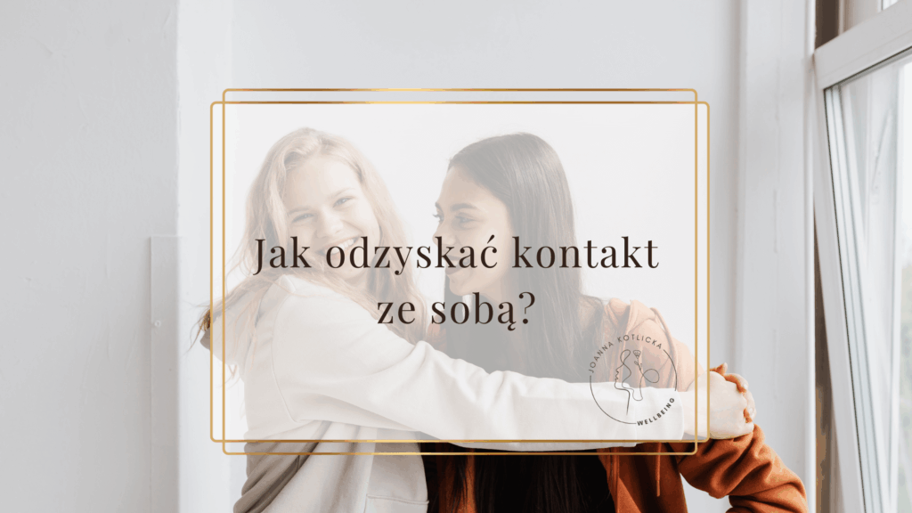 Dwie przyjaciółki obejmują się, co symbolizuje wewnętrzną przyjaciółkę