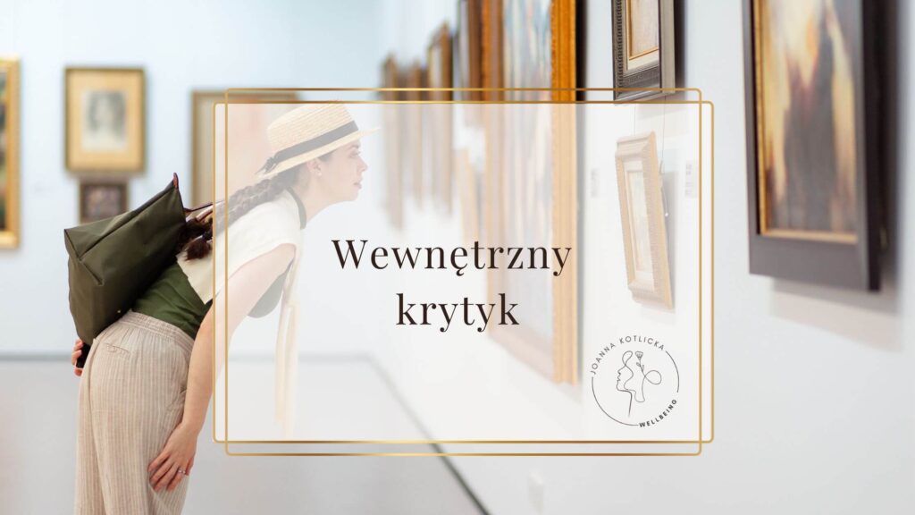 Kobieta ubrana w kapelusz podziwia obrazy w galerii sztuki - symbol wewnętrznego krytyka