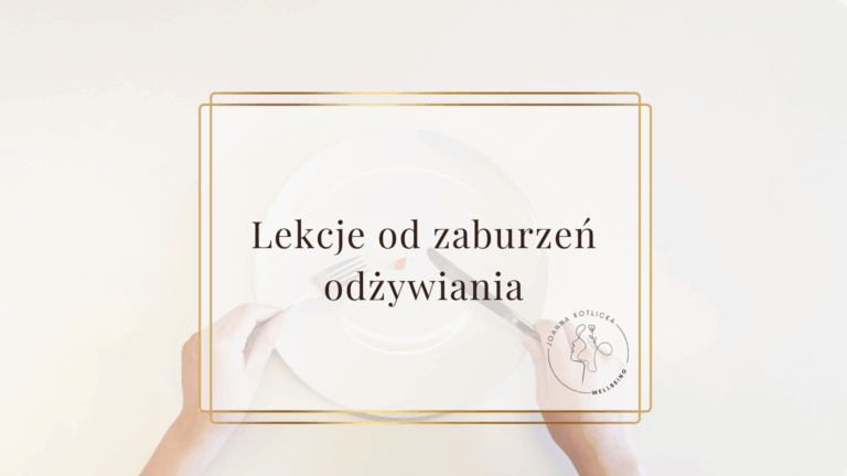 Ręce trzymające w dłoniach sztućce, nad prawie pustym talerzem - symbol zaburzeń odżywiania