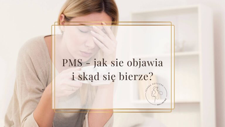 Zmęczona kobieta trzyma w dłoni filiżanke, podpiera głowę ręką - symbolizuje to PMS