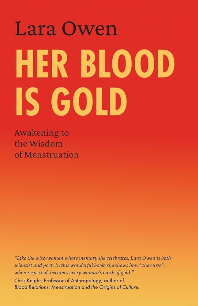 Okładka książki Her blood is gold - jedna z najlepszych książek o cyklu menstruacyjnym, żółta nazwa tytułu na czerwono-pomarańczowym tle