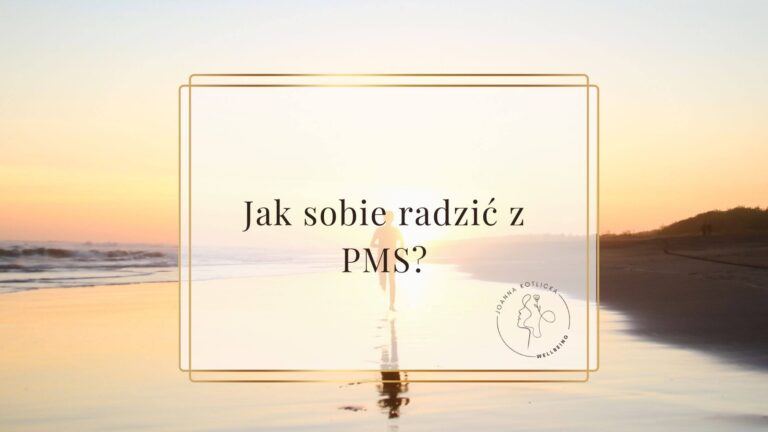 Kobieta spacerująca nad morzem o zachodzie słońca - inspiracja do zwolnienia i zatroszczenia się jako sposobu jak poradzić sobie z PMS