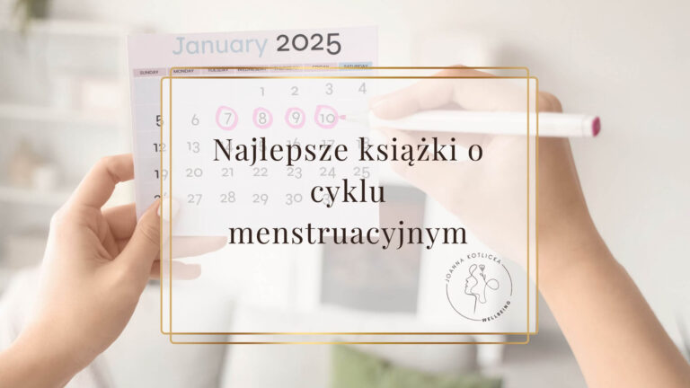 Dłonie trzymające kalendarz menstruacyjny - nawiązanie do tematu posta książek o cyklu menstruacyjnym