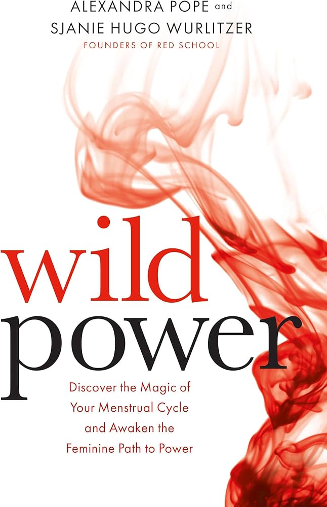 Okładka ksiązki Wild power - jednej z lepszych książek o duchowym podejściu do cyklu menstruacyjnego, przedstawia czerwone płomienie na białym tle, a także czerwono-czarny napis tytułowy