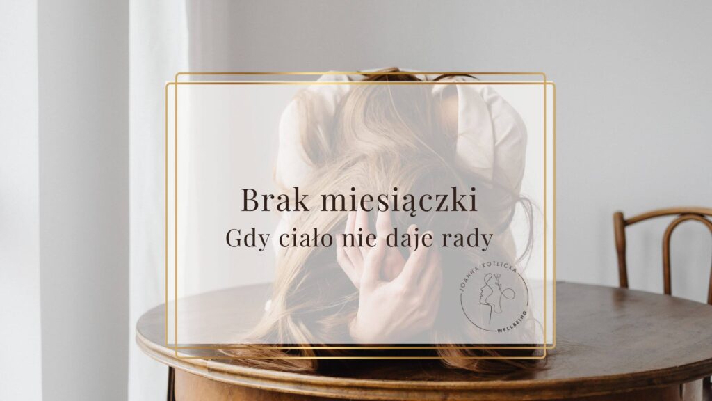 Kobieta ukrywa głowę w rękach, kładzie ją na stole - symbol przeciążenia jako jednego z powodów utraty miesiączki