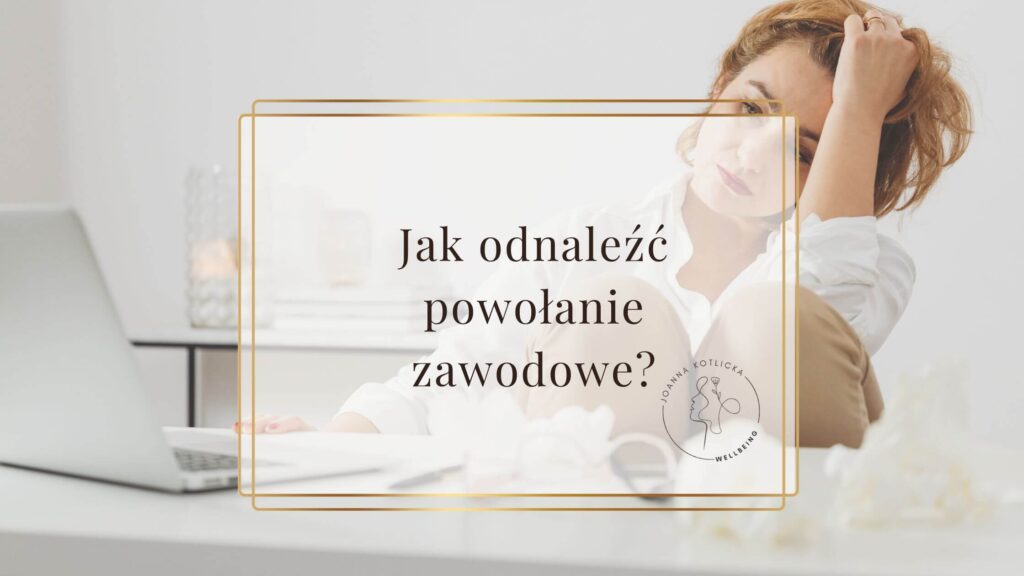 Rudowłosa kobieta siedzi przed laptopem i podpiera głowę - symbolizuje poszukiwanie powołania zawodowego
