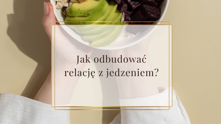 Kobieta trzymająca w rekach miskę z awkodao - symbol tego, jak odbudować relację z jedzeniem