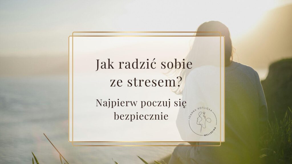 Kobieta wpatrująca się w morze i we wschodzące nad nim słońce - symbol tego, jak radzić sobie ze stresem