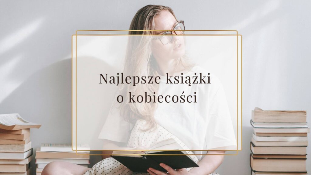 Kobieta z blond włosami, siedzi otoczona ksiązkami - symbollizuje to najlepsze książki o kobiecości