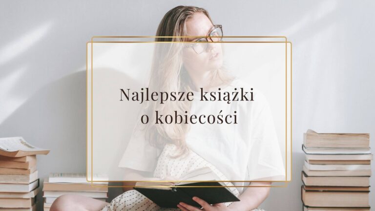 Kobieta z blond włosami, siedzi otoczona ksiązkami - symbollizuje to najlepsze książki o kobiecości